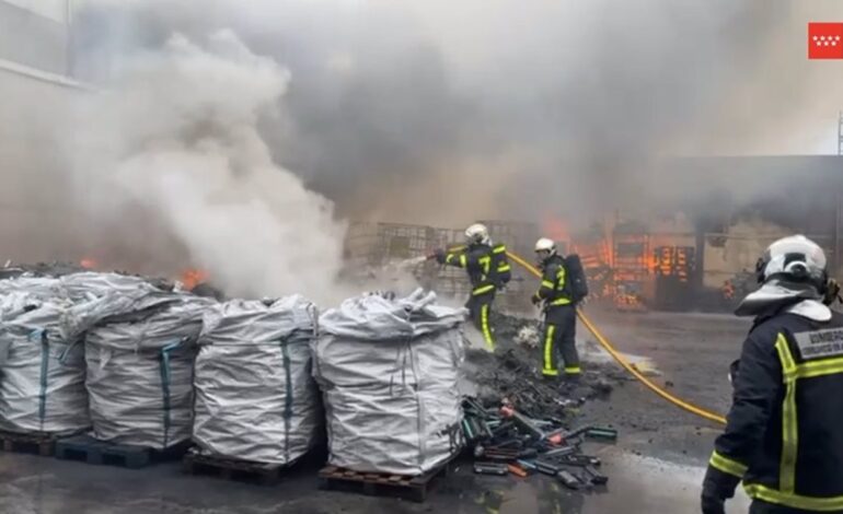 Nueve dotaciones de Bomberos extinguen el incendio de una nave de reciclado de cartuchos de tóner en Parla