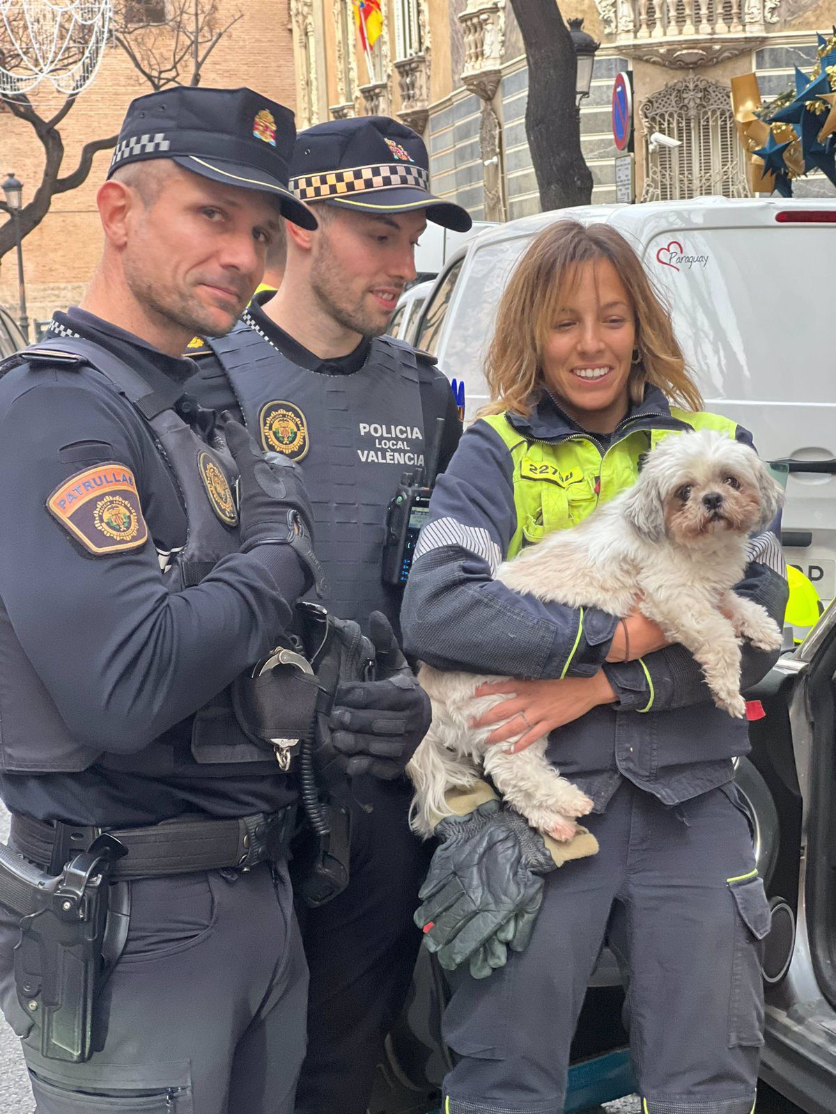 Rescatan a Chincho, un perro encerrado durante casi tres días en el interior de un coche robado en València