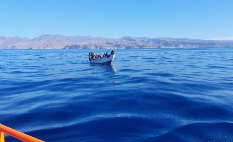 Salvamento remolca un cayuco con 63 personas al puerto de Arguineguín, en Gran Canaria