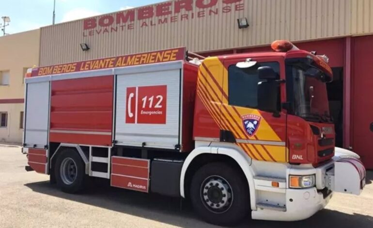 Un hombre de 79 años conduce en sentido contrario por la A7 y queda atrapado tras chocar con un coche en Almería