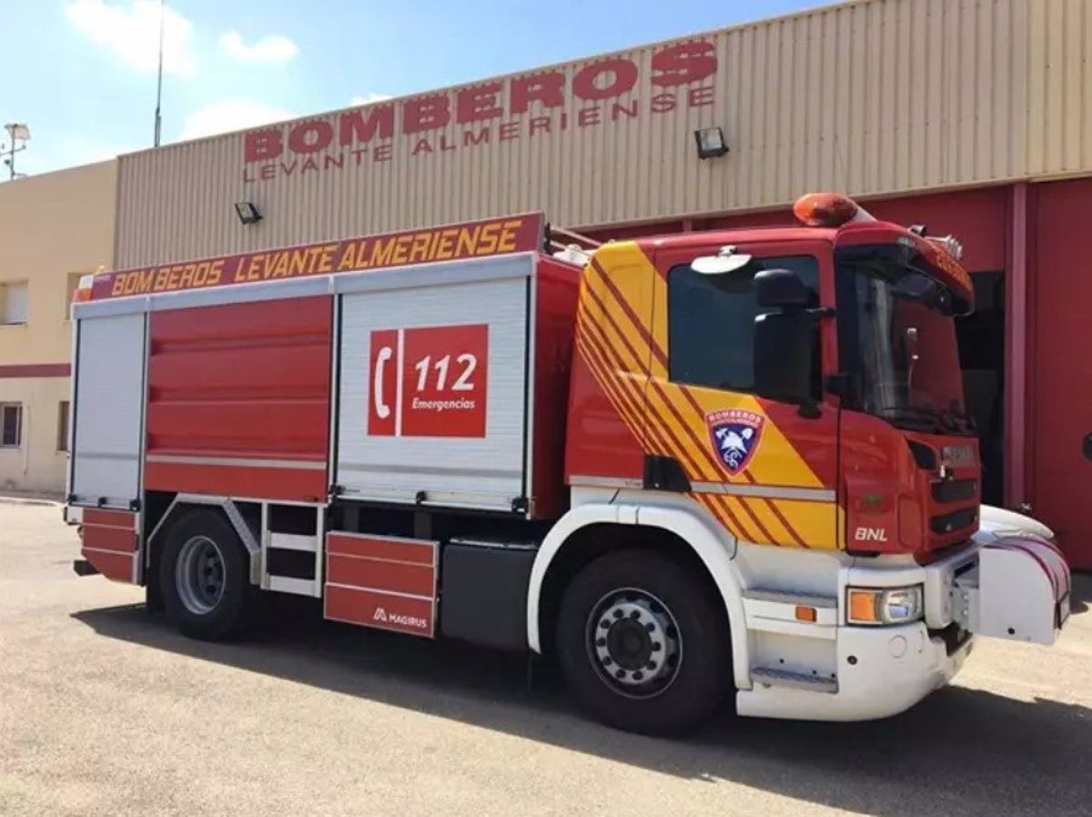 Un hombre de 79 años conduce en sentido contrario por la A7 y queda atrapado tras chocar con un coche en Almería