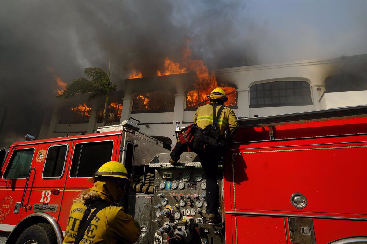 El gran incendio de Palisades ha arrasado ya 8.200 hectáreas en el sur de California