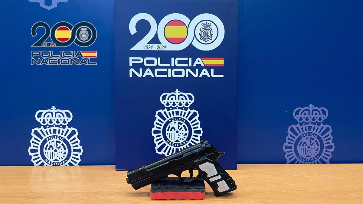 Dos detenidos por intentar atracar un supermercado con una pistola simulada en Alicante