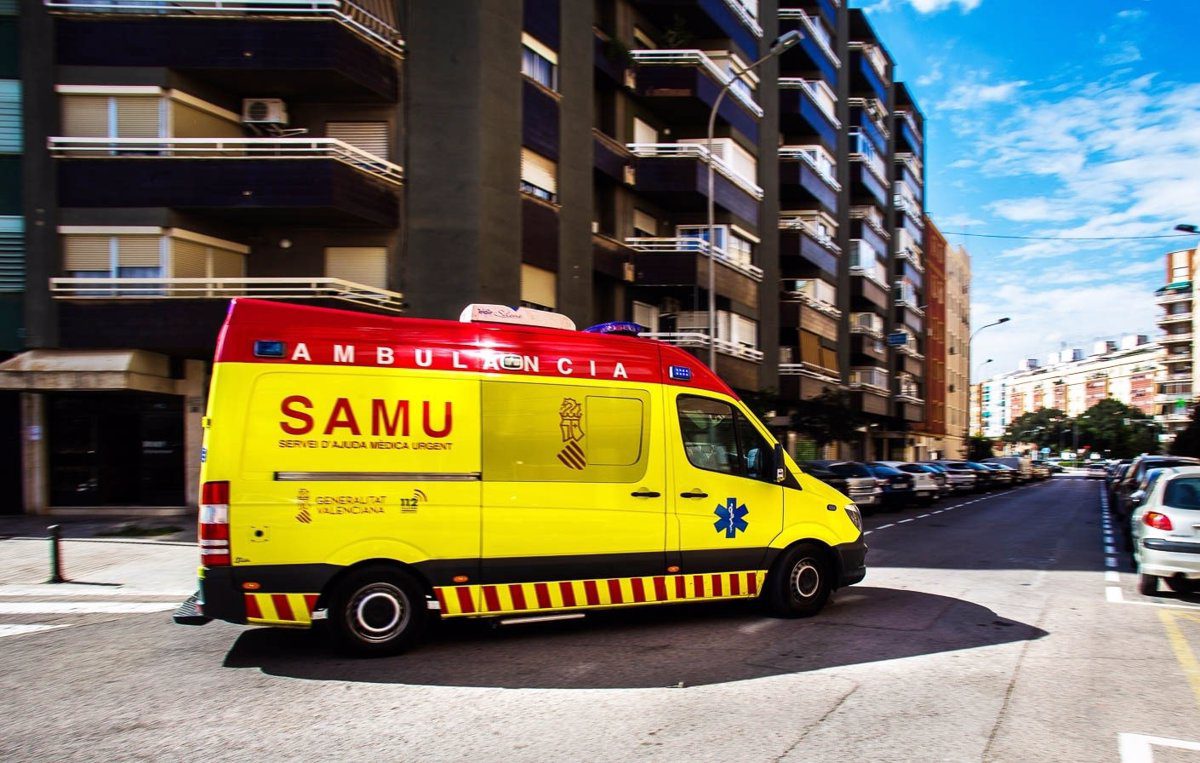 Heridos un hombre y un niño de 9 años en un accidente entre coche y moto en la CV-30 en Benimàmet en València