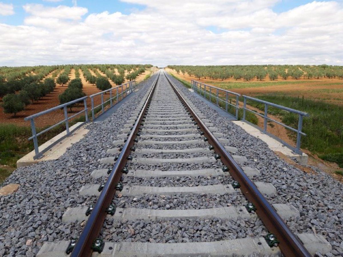 Cortado el tráfico ferroviario entre Cenicero y San Asensio por la presencia de una furgoneta en las vías