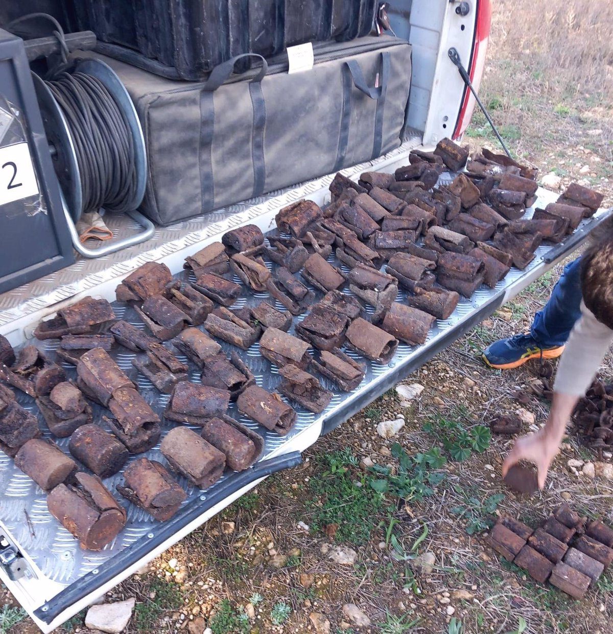 Encuentran 90 granadas de la Guerra Civil en una cabaña en el Pla de Santa Maria (Tarragona)