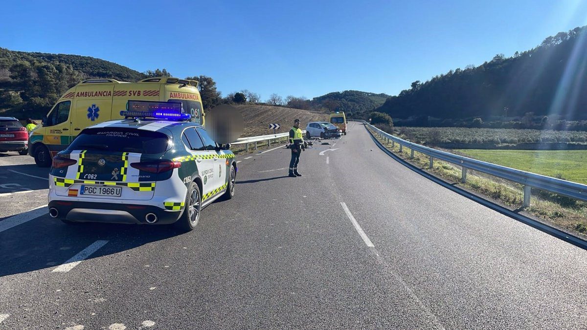 Muere un motorista en un choque frontal con un coche en la A-1102, en Castejón de Valdejasa