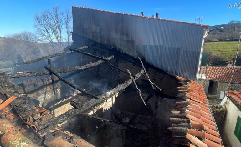 Trasladado al hospital tras un incendio en cuatro viviendas en Santiago del Collado (Ávila)