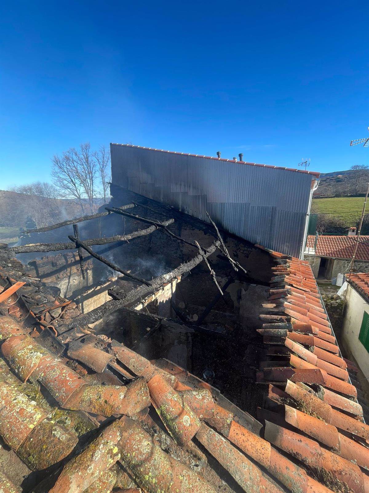 Trasladado al hospital tras un incendio en cuatro viviendas en Santiago del Collado (Ávila)