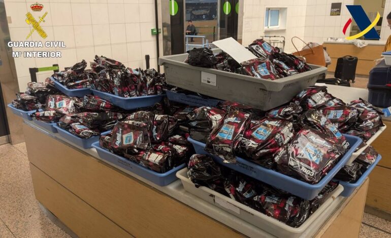 Intervienen 29 kilos de tabaco de mascar en dos maletas en el aeropuerto de Barcelona