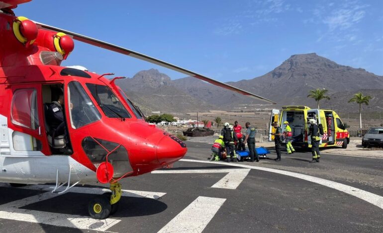 Muere un hombre de 80 años tras ser rescatado del agua en parada cardiorrespiratoria en una playa de Adeje