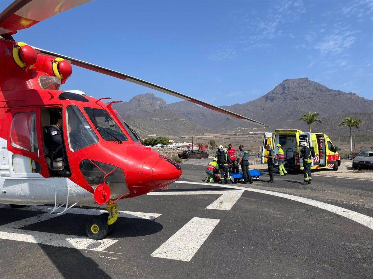 Muere un hombre de 80 años tras ser rescatado del agua en parada cardiorrespiratoria en una playa de Adeje