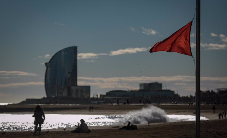 Meteocat avisa de frío intenso y olas de más de 2,5 metros en Catalunya