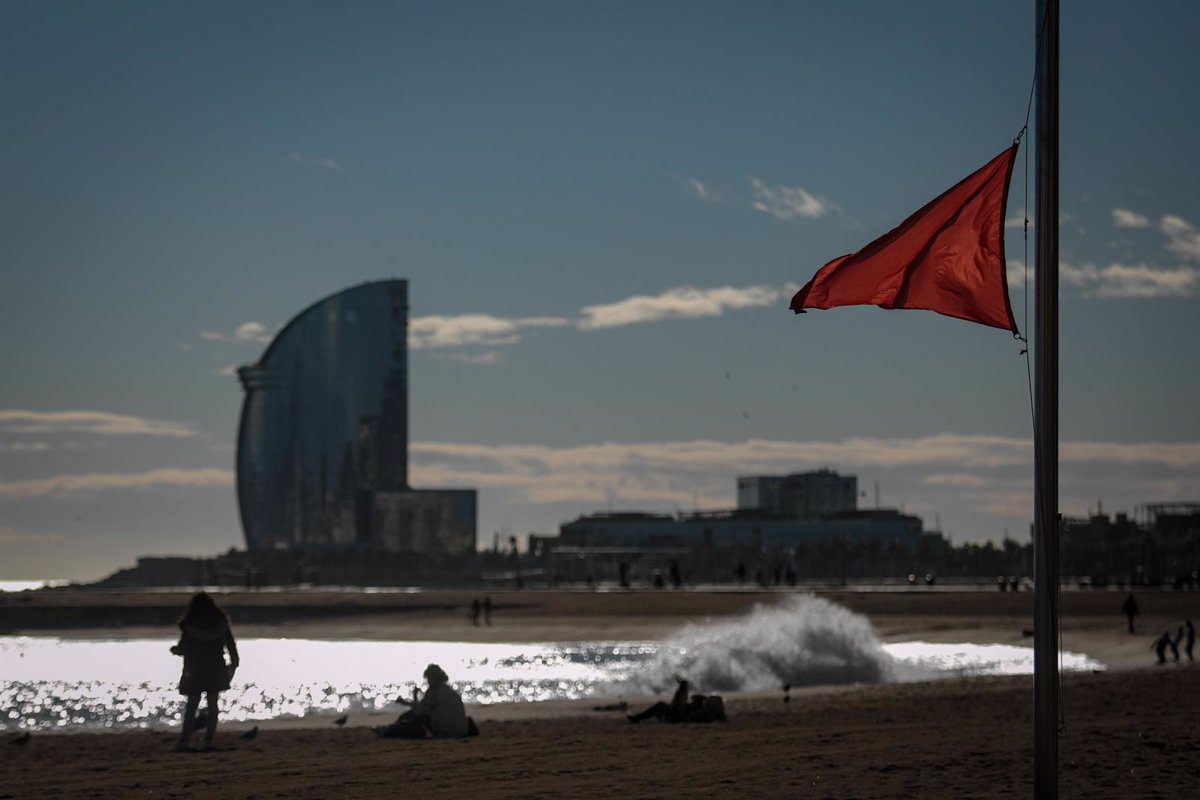 Meteocat avisa de frío intenso y olas de más de 2,5 metros en Catalunya