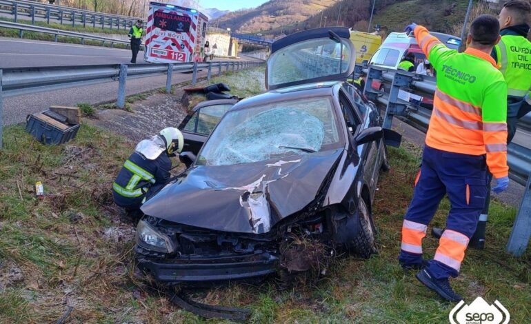 Trasladan al Álvarez-Buylla a un hombre herido tras salirse de la vía el vehículo en el que circulaba en Aller