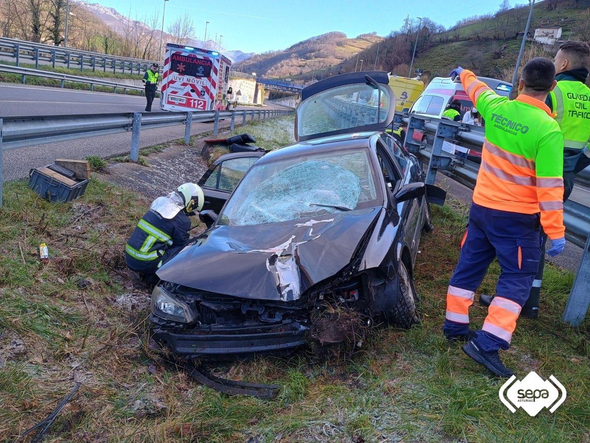 Trasladan al Álvarez-Buylla a un hombre herido tras salirse de la vía el vehículo en el que circulaba en Aller