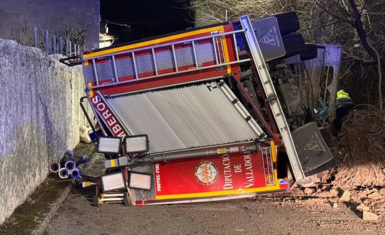 Heridos tres bomberos tras volcar su camión en Peñafiel (Valladolid)