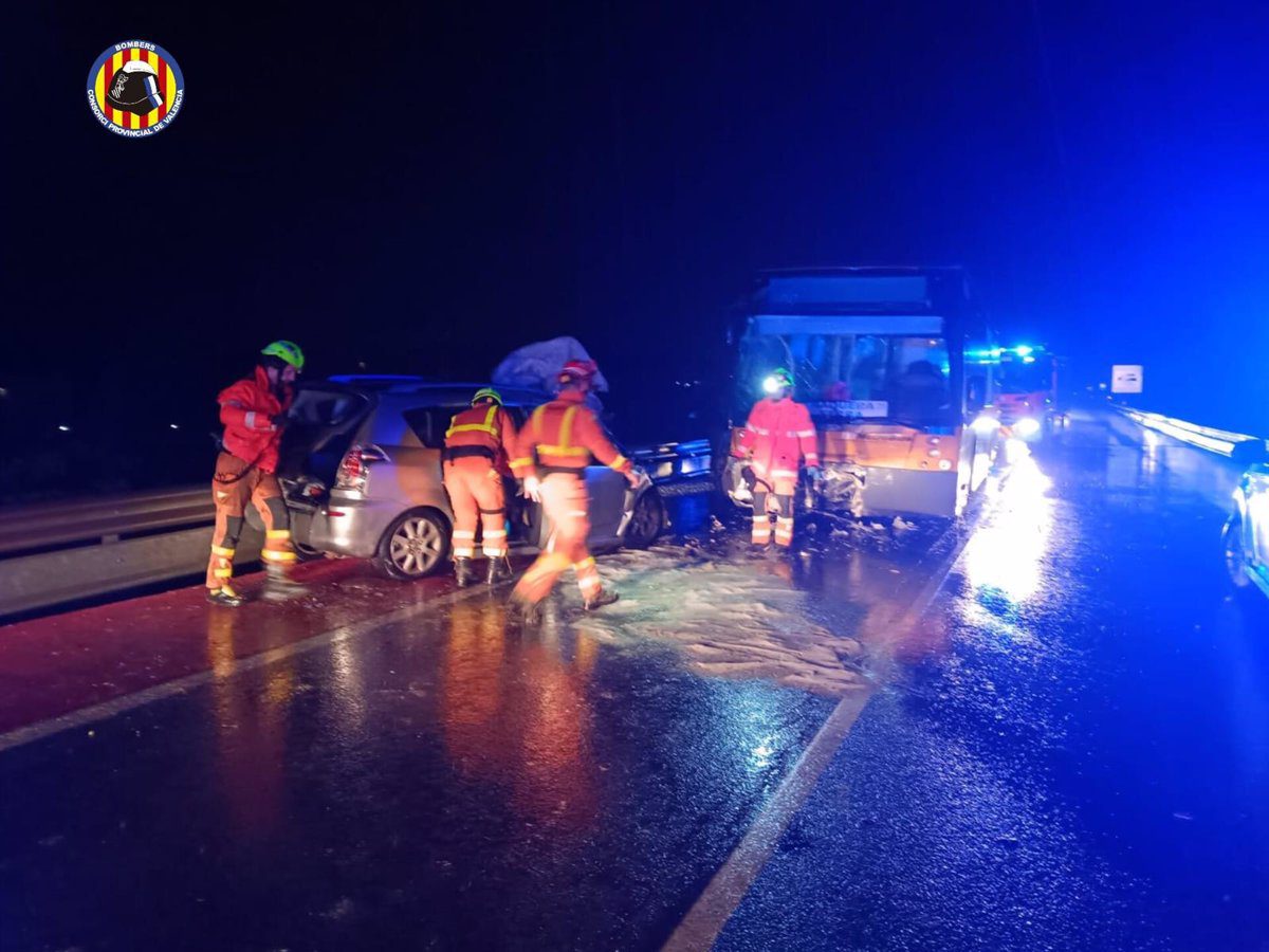 Cuatro heridos en un accidente entre un autobús y un coche en la CV-310 en Náquera (Valencia)