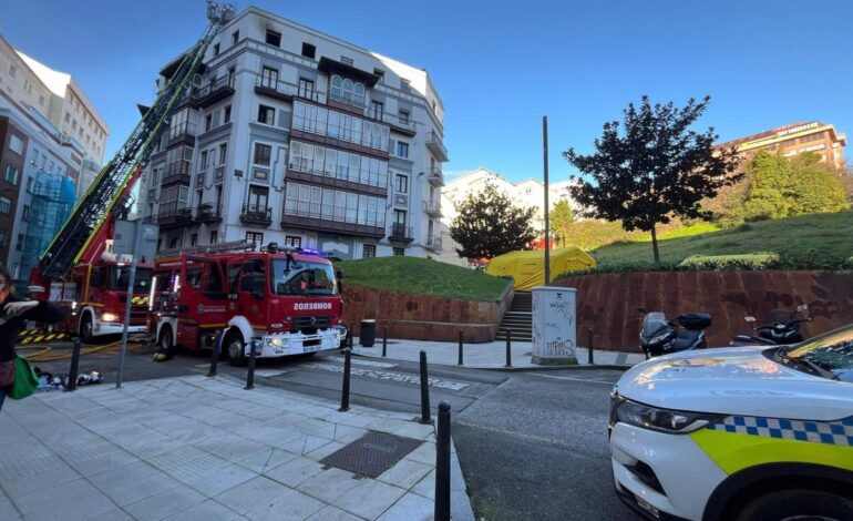 Se desata un importante incendio en el centro de Santander con varios heridos tras arder un colchón