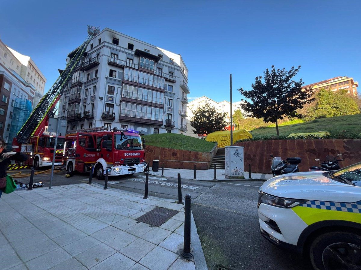 Se desata un importante incendio en el centro de Santander con varios heridos tras arder un colchón