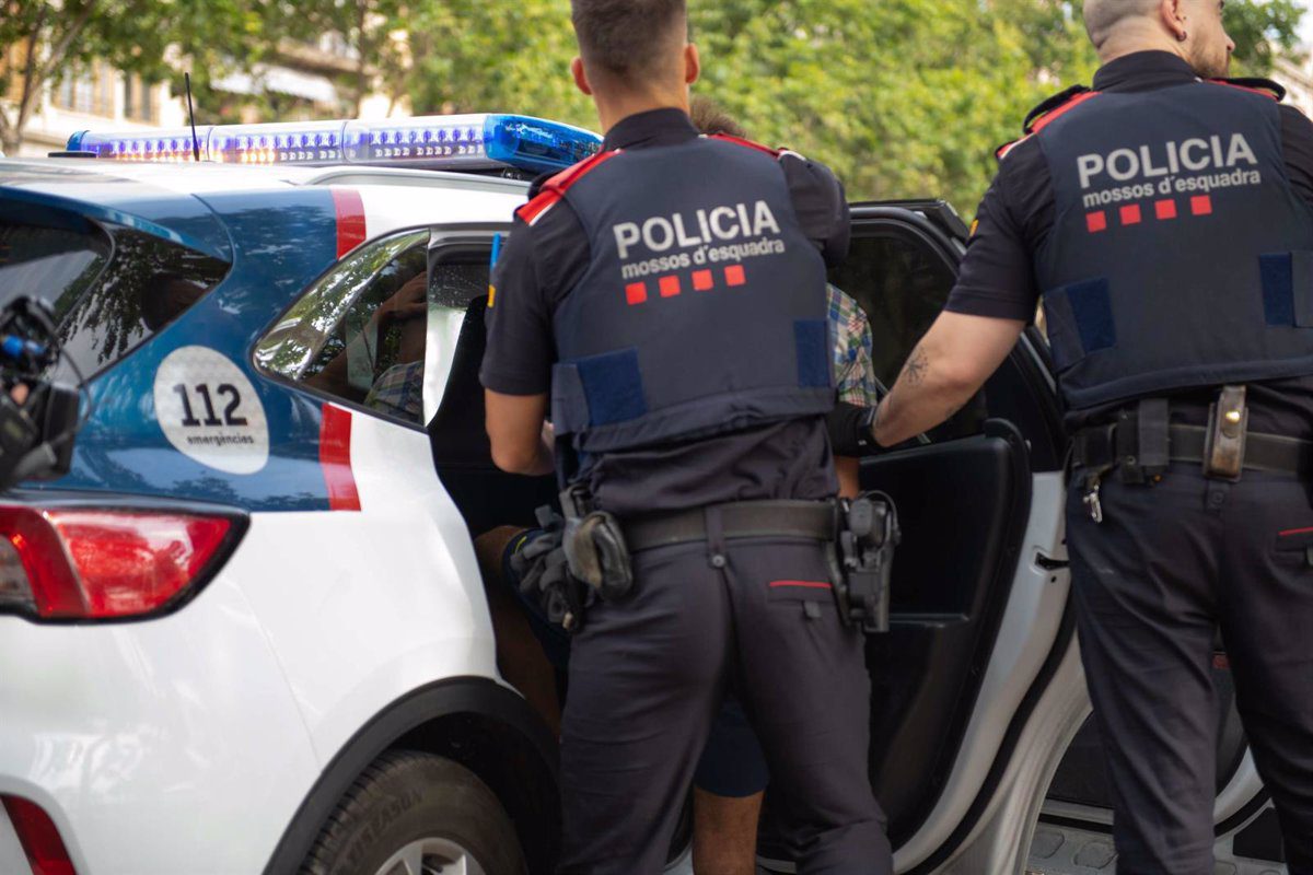 Los Mossos detienen a tres jóvenes en Barcelona por una presunta agresión sexual