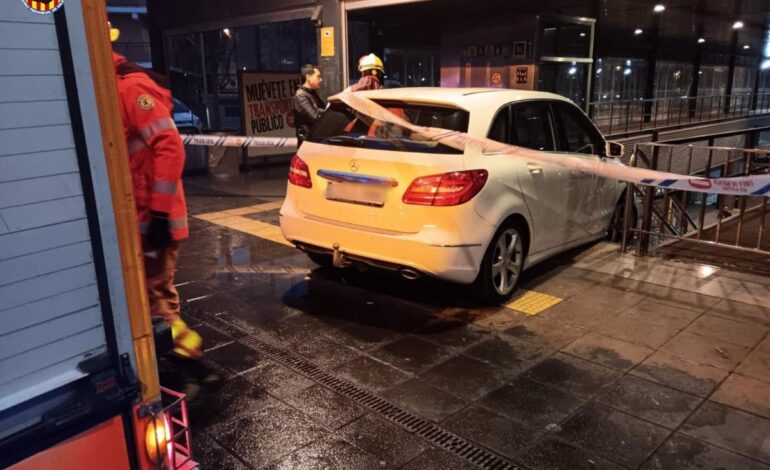 Empotra su coche contra una boca de metro en Manises tras confundirla con la entrada de un parking