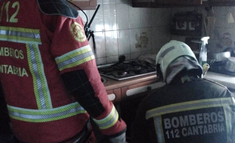 Bomberos controlan una fuga de gas en una vivienda en Valdeolea