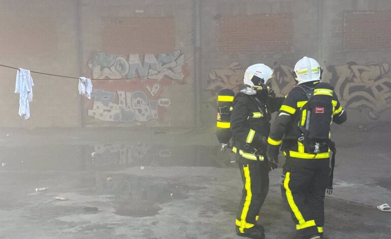 Arde una nave industrial abandonada en Alcalá de Henares en la que vivían tres personas, que han sido rescatadas