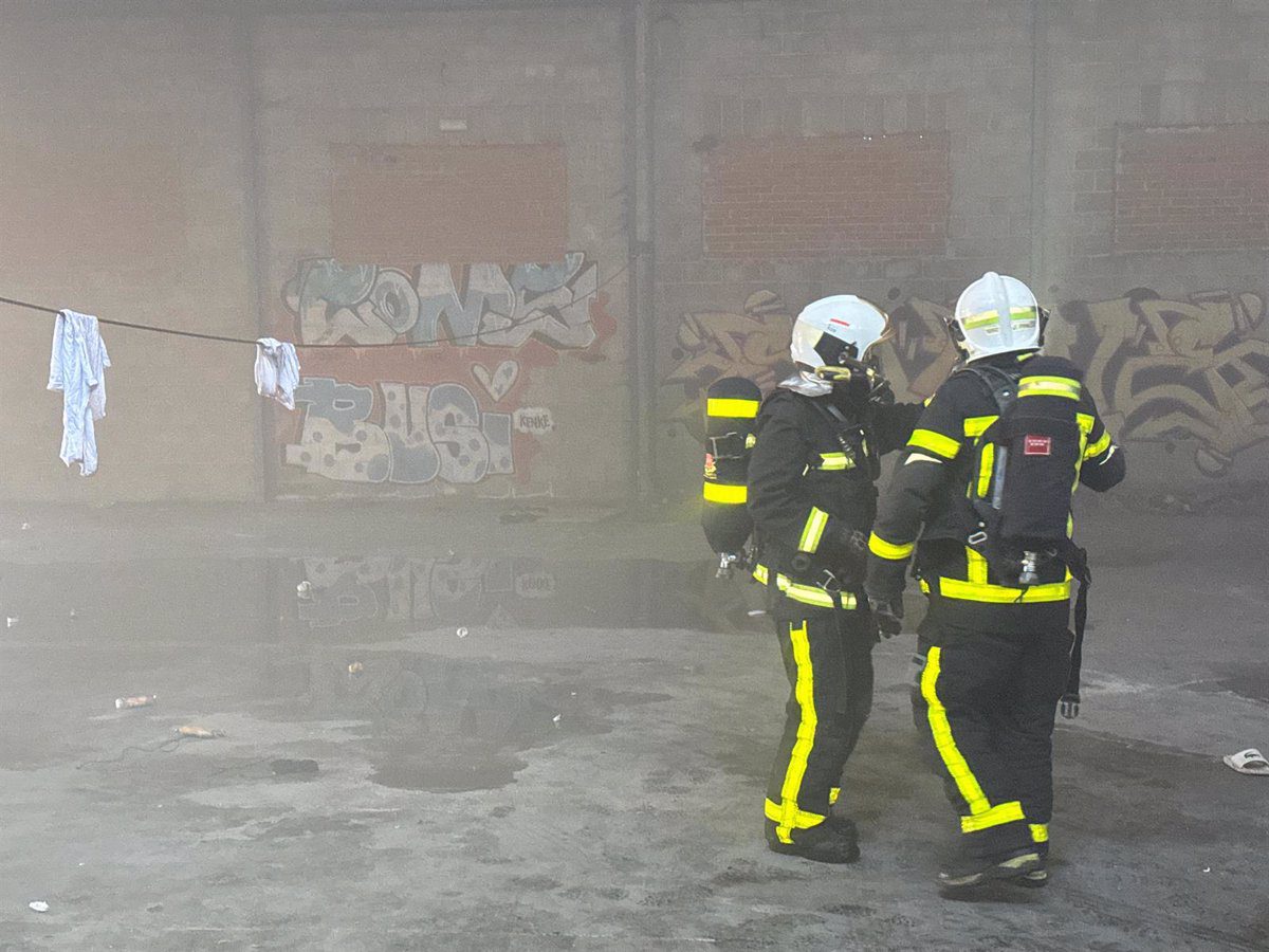 Arde una nave industrial abandonada en Alcalá de Henares en la que vivían tres personas, que han sido rescatadas