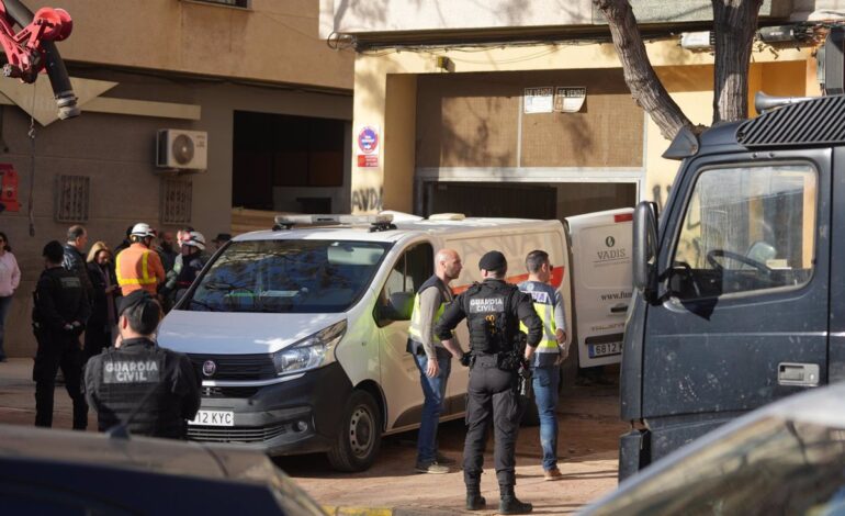 El desplome de la escalera de acceso al garaje causa del accidente en el edificio de Benetússer