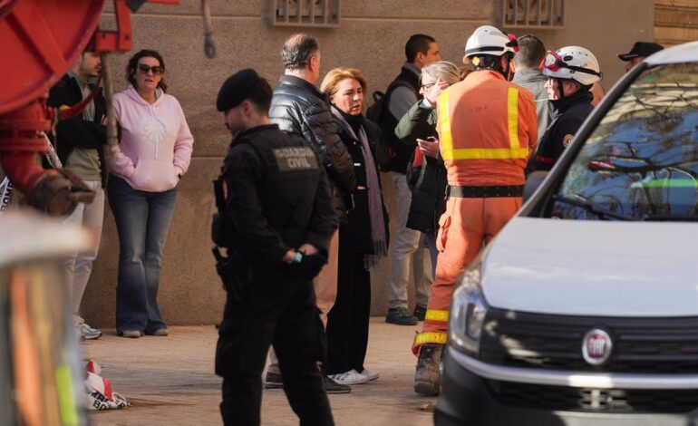 Mazón, Bernabé y miembros del Consell acuden a Benetússer tras la muerte de un operario en el derrumbe en un edificio