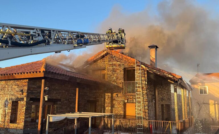 Arde un chalet aislado en Patones por un incendio que comenzó en la chimenea pero sin registrar víctimas