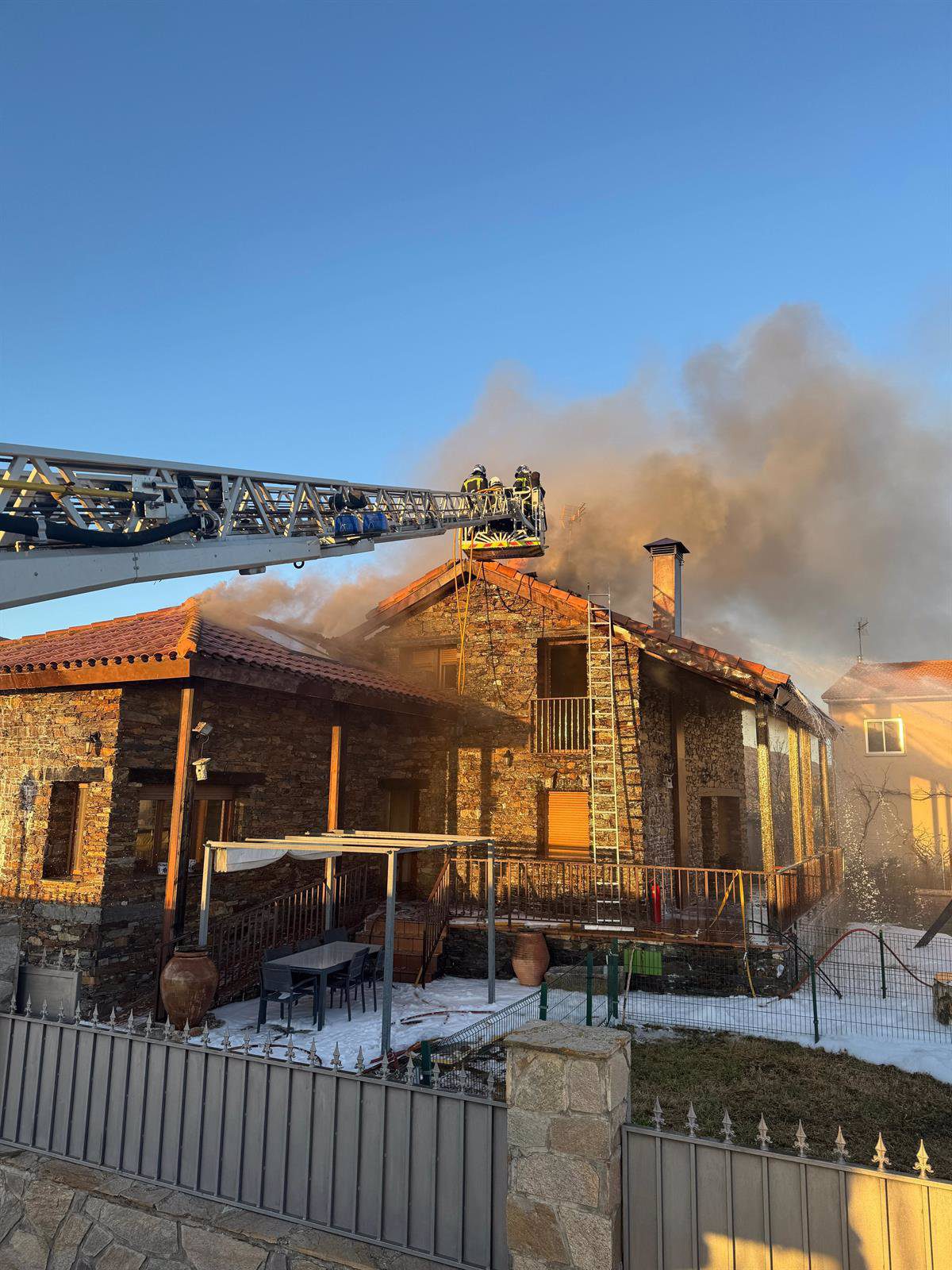 Arde un chalet aislado en Patones por un incendio que comenzó en la chimenea pero sin registrar víctimas