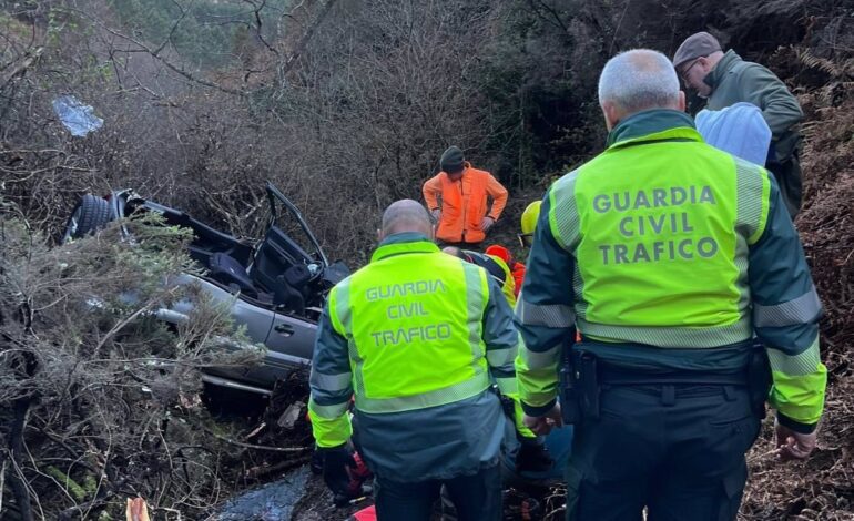 Evacuado en helicóptero un hombre tras salirse de la vía con su coche y caer por un barranco de 80 metros en Monterrei