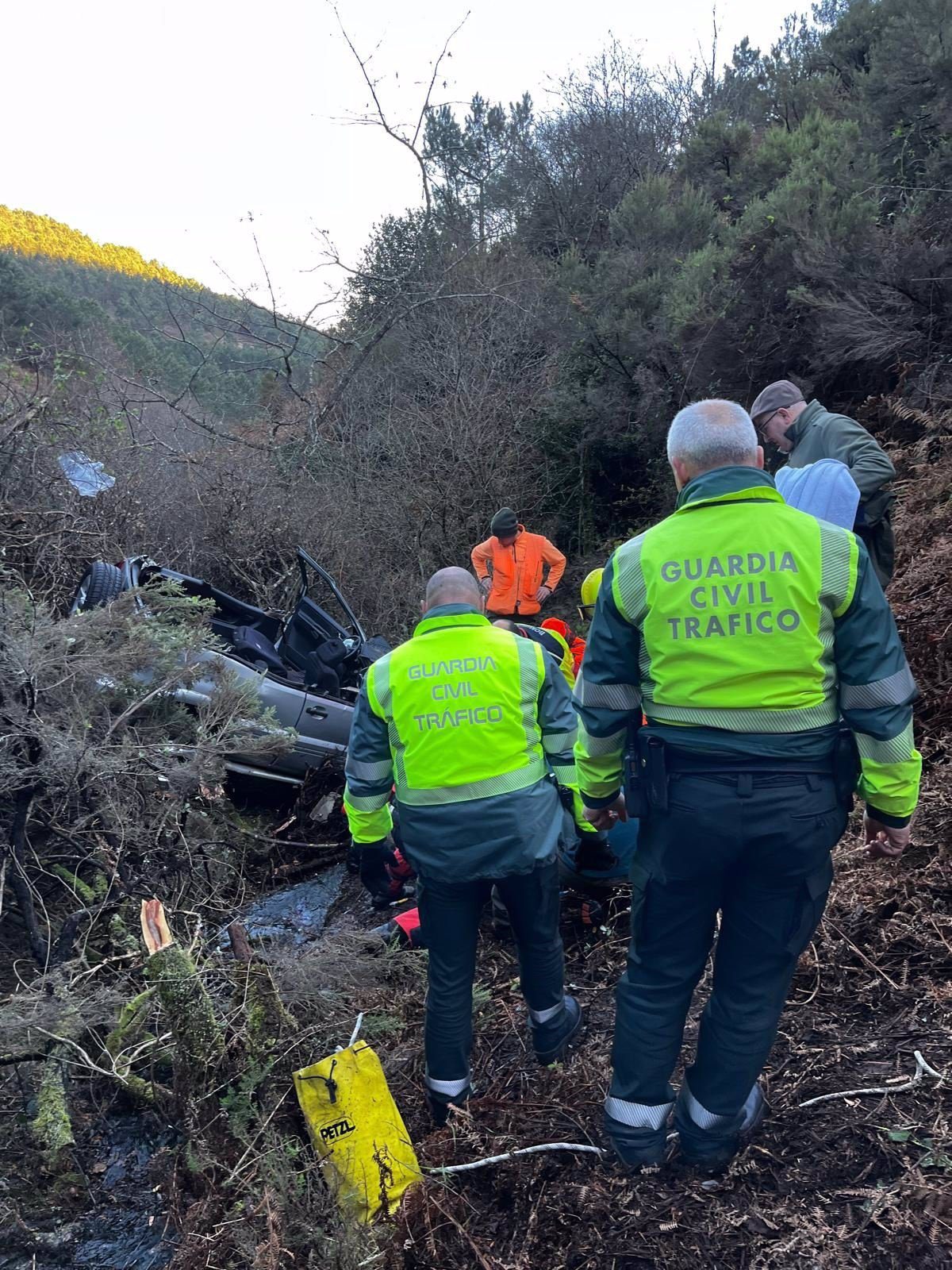 Evacuado en helicóptero un hombre tras salirse de la vía con su coche y caer por un barranco de 80 metros en Monterrei