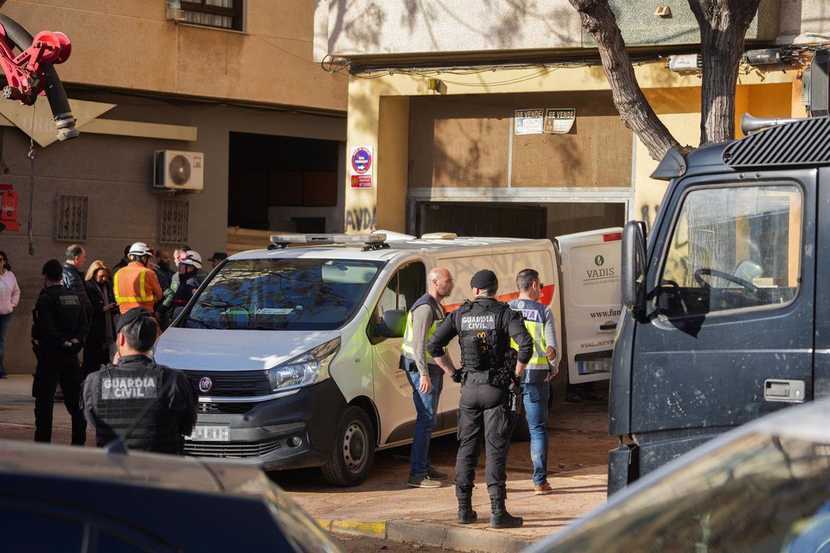 Inspección de trabajo, IVE y Guardia Civil trabajan en la investigación del derrumbe en el edificio de Benetússer