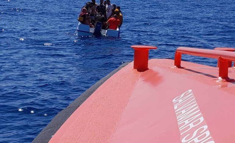 Una patera con una treintena de migrantes desembarca en la playa de los Baños en El Ejido (Almería)