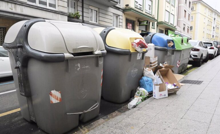 Un conductor sin carné de 16 años, positivo en cocaína, choca contra contenedores de basura y se da a la fuga