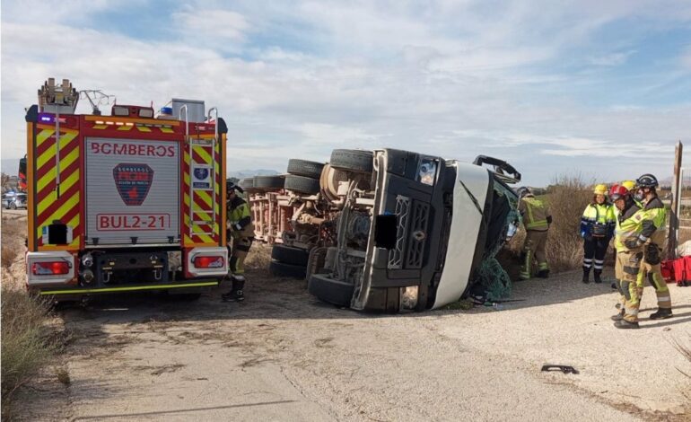 Fallece un hombre de 60 años al volcar su camión en Molina de Segura (Murcia)