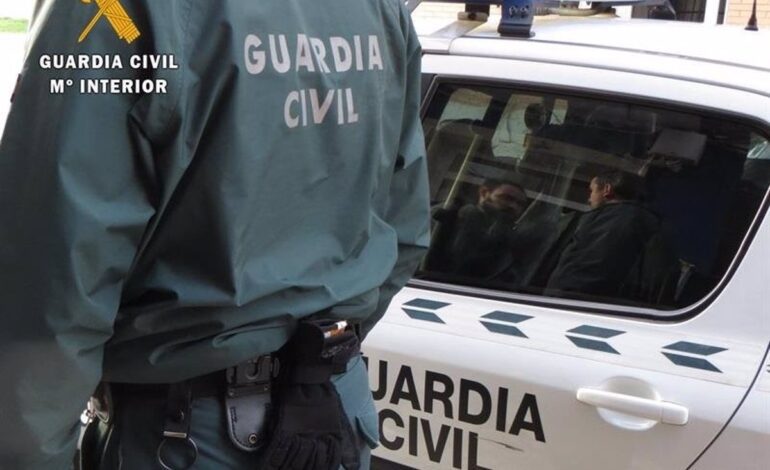 El atrincherado en Valera de Abajo por una discusión familiar sale de su casa tras intervenir la Guardia Civil