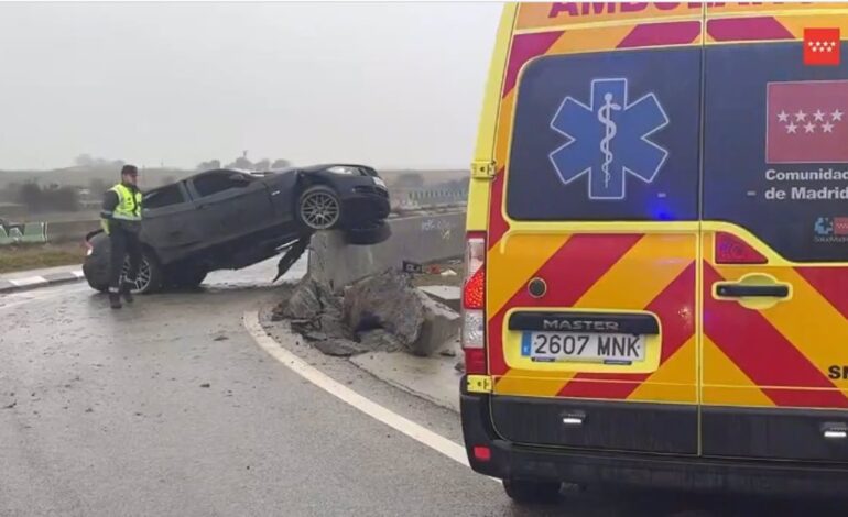 Heridos dos jóvenes atrapados en su coche tras salirse de la M-609