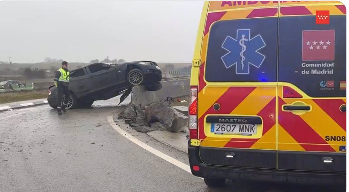 Heridos dos jóvenes atrapados en su coche tras salirse de la M-609