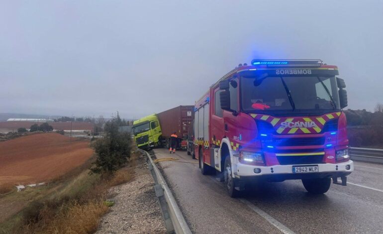 El accidente de un camión tráiler en Cuenca provoca un derrame de combustible en un carril de la N-320