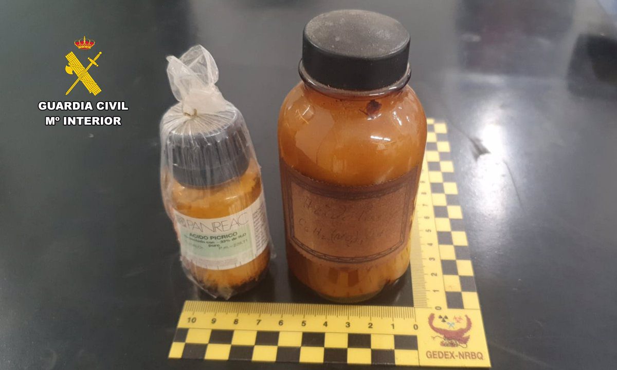 La Guardia Civil retira una sustancia explosiva almacenada en el laboratorio de un instituto de Felanitx