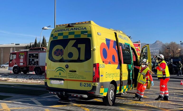 Muere un motorista de 20 años al chocar contra una caravana en Almería