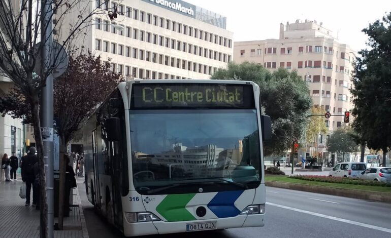 Seis heridos leves en un accidente de un autobús de la EMT en Avenidas (Palma)