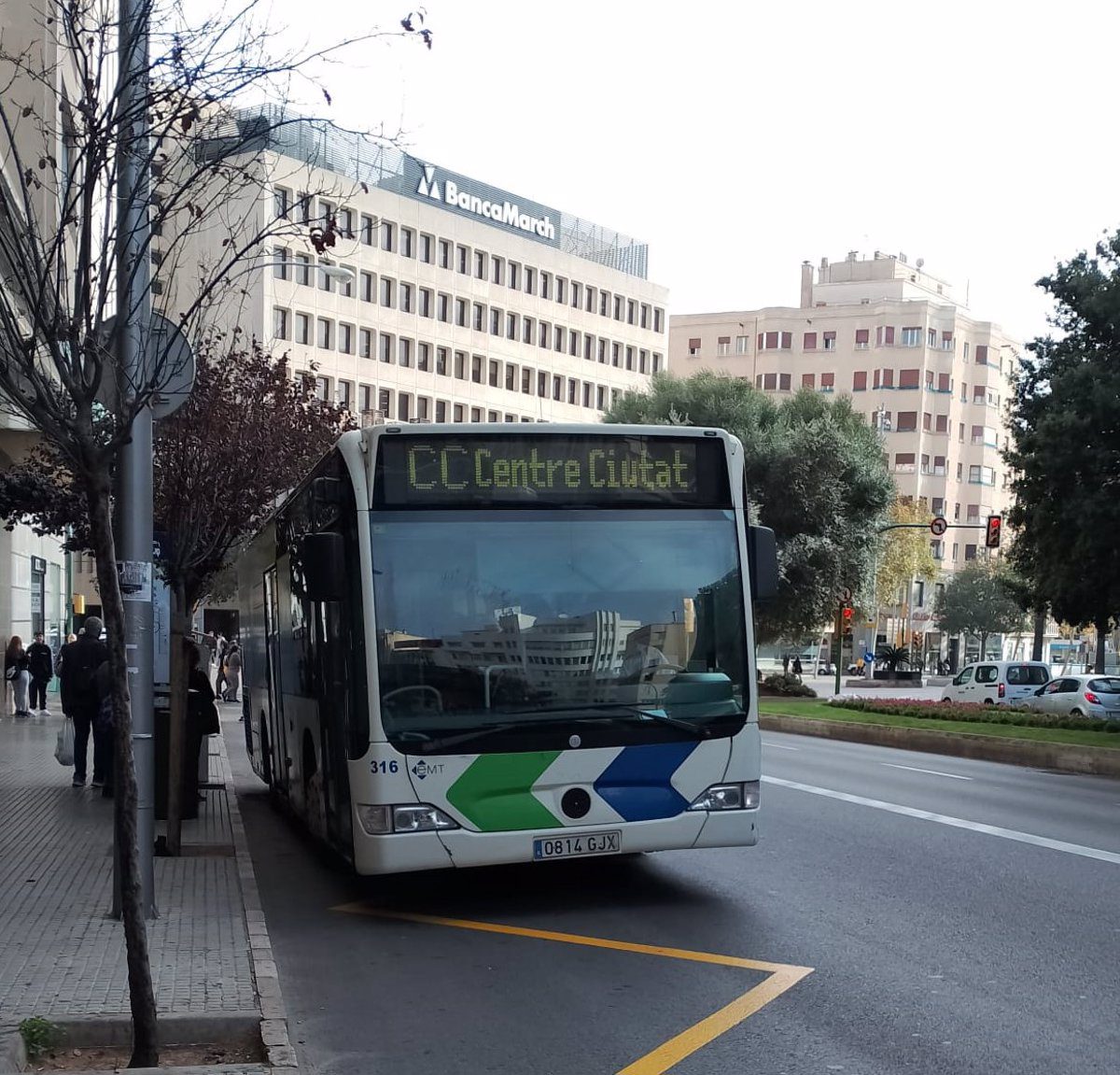 Seis heridos leves en un accidente de un autobús de la EMT en Avenidas (Palma)