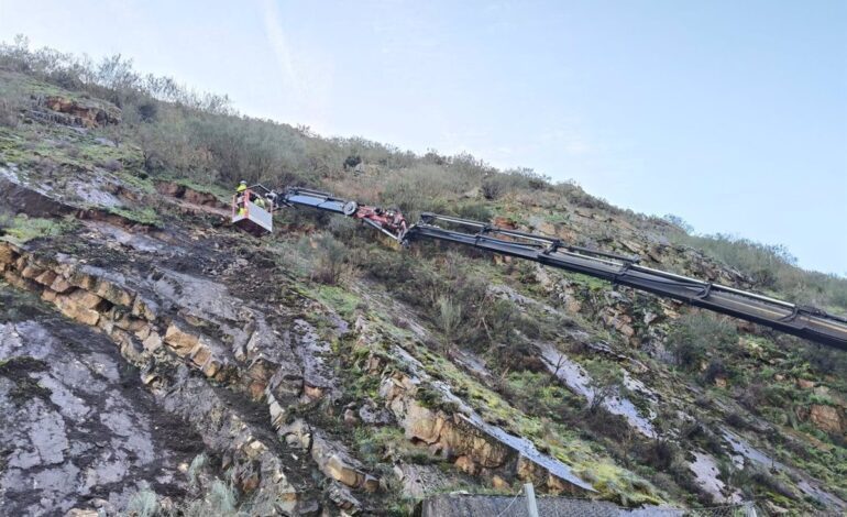 Varias rocas se desprenden sobre la carretera AS-15 en Tineo