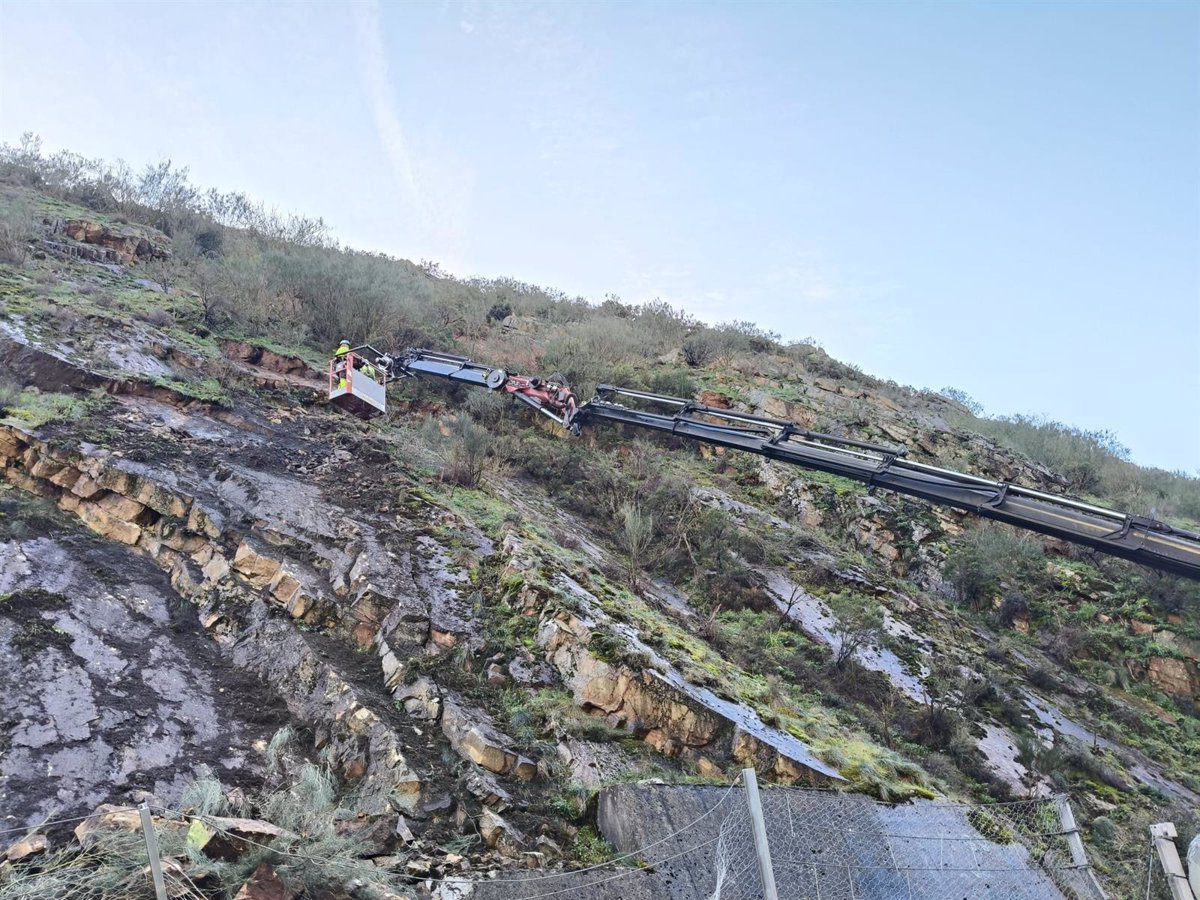 Varias rocas se desprenden sobre la carretera AS-15 en Tineo