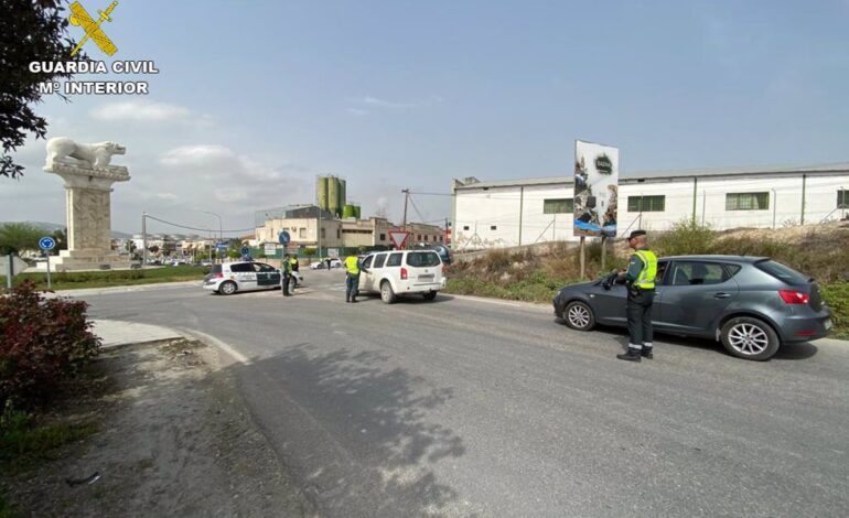 Dos detenidos por un intento de robo de cinco euros a otro que tuvo que saltar de un coche en marcha en Baena